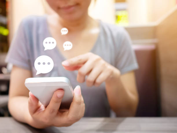 mujer escribiendo texto en el teléfono inteligente móvil. chat en vivo en línea en el sitio web de medios digitales de comunicación de aplicaciones y la red social - connection e mail typing human hand fotografías e imágenes de stock