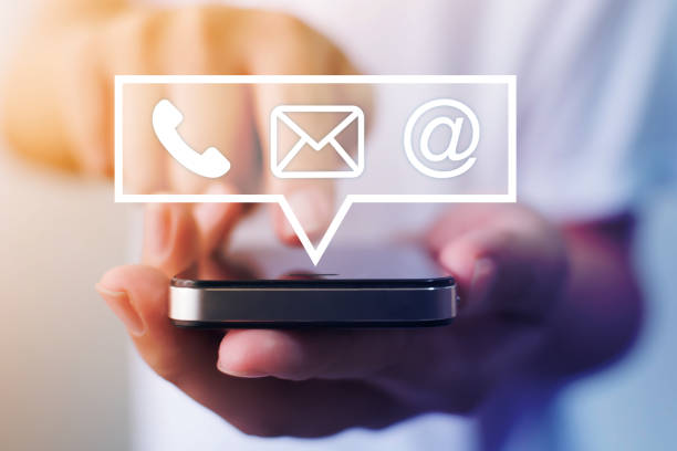 아이콘 전화 이메일 휴대 전화와 주소와 스마트 폰을 사용하여 남성 손의 클로즈업 이미지. 연결 및 이메일 마케팅 개념에 문의 - 연결 뉴스 사진 이미지