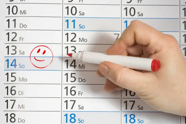 A calendar and smiley face at the weekend