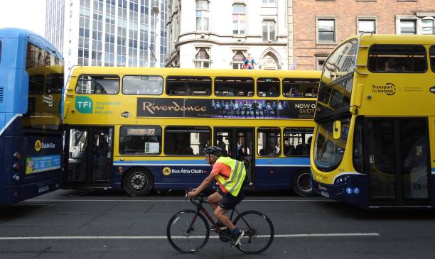 ciclista cittadino - republic of ireland dublin ireland bus city foto e immagini stock