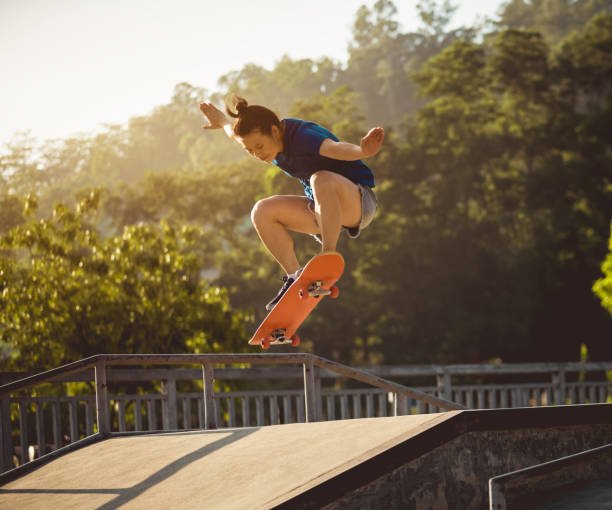 スケートパークランプでのスケートボーダースケートボード - skateboard park skateboarding practicing stunt ストックフォトと画像