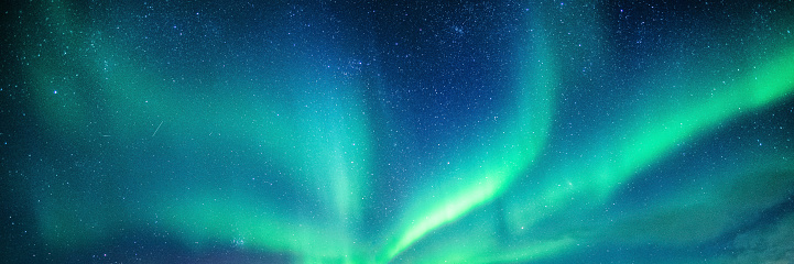 Aurora boreal, auroras boreales con estrellada en el cielo nocturno photo