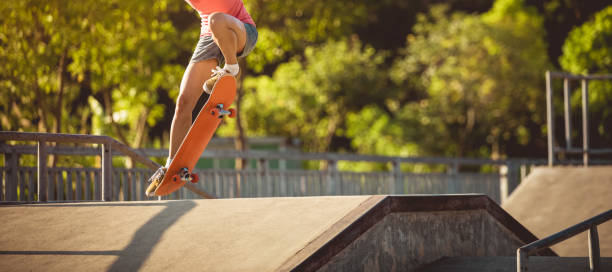 スケートパークランプのスケートボーダースケートボード - skateboard park skateboarding practicing stunt ストックフォトと画像