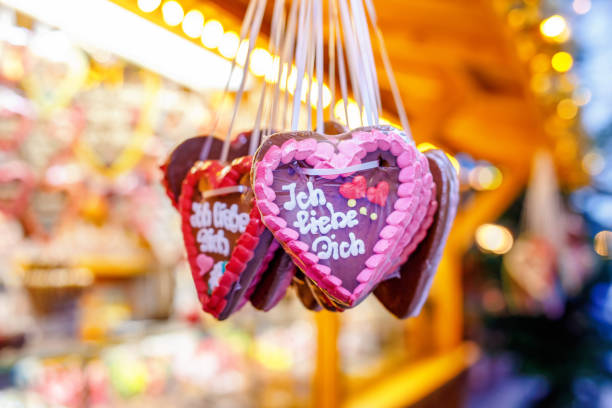 coeurs de pain d'épice au marché de noel allemand. nuremberg, munich, fulda, berlin, marché de noel de hambourg en allemagne. en allemand, je t'aime. - candy heart candy i love you heart shape photos et images de collection