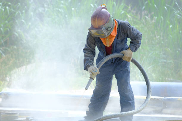 istock Worker is remove paint by air pressure sand blasting 1168951174