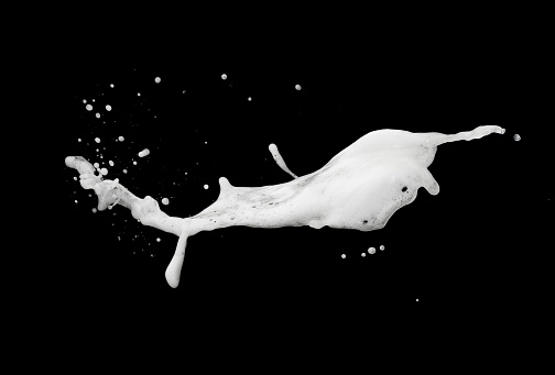 Explosión de salpicaduras de jabón de burbujas de espuma blanca en el aire sobre fondo negro, congelar el diseño de objeto foto movimiento de parada de parada photo