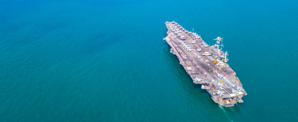 top view aircraft carrier kriegsschiff schlachtschiff in the ocean navy - flugzeugträger stock-fotos und bilder