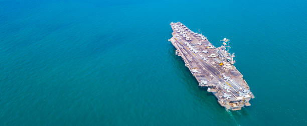 top view aircraft carrier buque de guerra en la marina del océano - portaaviones fotografías e imágenes de stock