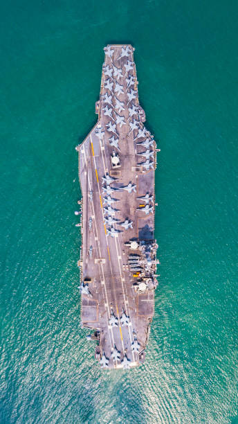 top view aircraft carrier kriegsschiff schlachtschiff in the ocean navy - flugzeugträger stock-fotos und bilder