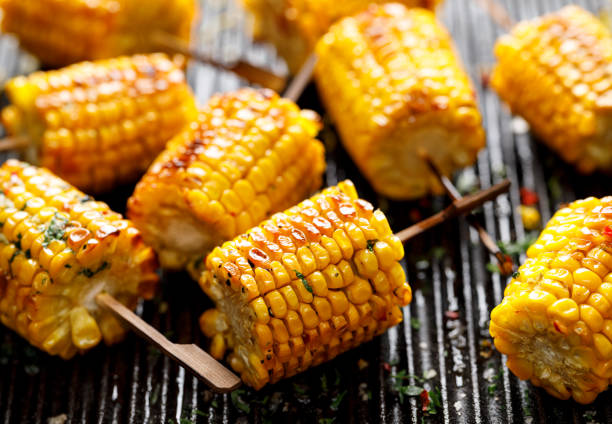그릴 접시에 버터와 소금을 곁들인 옥수수 구이 - grilled corn vegetable corn on the cob 뉴스 사진 이미지