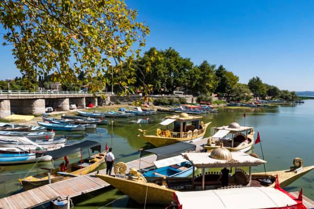 il villaggio golyazi sulle rive del lago uluabat a bursa - turkish culture turkey fishing boat fishing foto e immagini stock