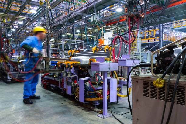 moderno taller de fabricación automática de automóviles. una línea de producción de coches ocupados. fondo de paisaje industrial. - chinese production fotografías e imágenes de stock