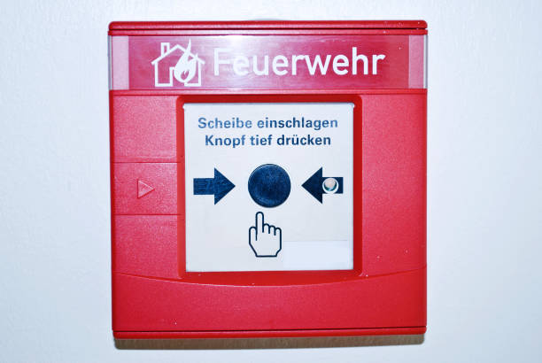 warn- oder personenschutzgerät: roter feueralarm mit anweisungen in deutscher sprache - information symbol audio stock-fotos und bilder