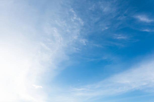 푸른 하늘에 푹신한 서러스 구름, 높은 고도 층의 아름다운 둘레 - cirrostratus 뉴스 사진 이미지