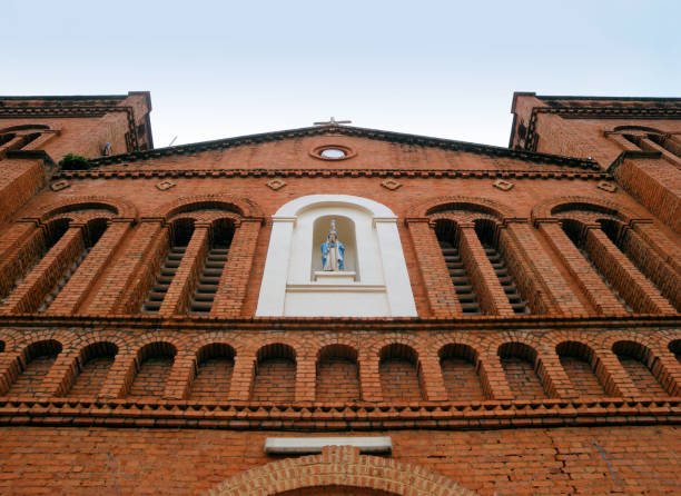 kathedrale unserer lieben frau von der unbefleckten empfängnis, bangui, zentralafrikanische republik - bangui stock-fotos und bilder