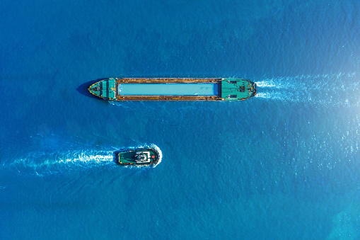 Barco de carga barcaza y vela remolcador para encontrarse en el puerto marítimo del puerto, vista aérea. photo