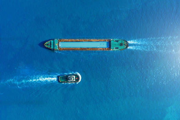 navio de carga barcaça e rebocador de vela para se encontrar no porto marítimo da porta, vista aérea. - narrow boat - fotografias e filmes do acervo