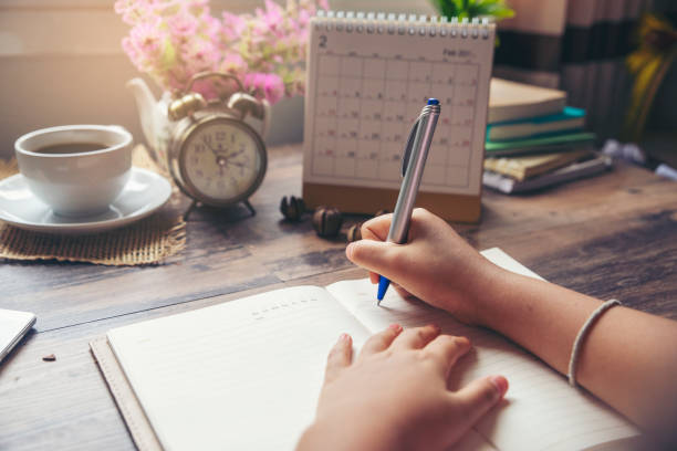 organizador de calendario - diary writing women human hand fotografías e imágenes de stock