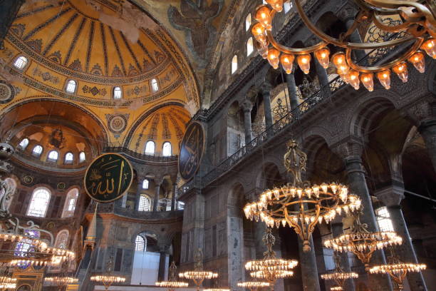 dentro de la mezquita santa sofía en 2019 - byzantine aya sofya light lighting equipment fotografías e imágenes de stock