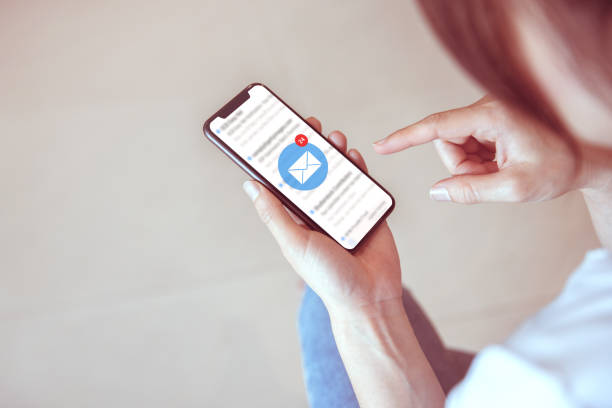 a mulher recebe a caixa de entrada ver a comunicação de e-mail pendente, novas mensagens no smartphone móvel. - text messaging e mail mobile phone symbol - fotografias e filmes do acervo