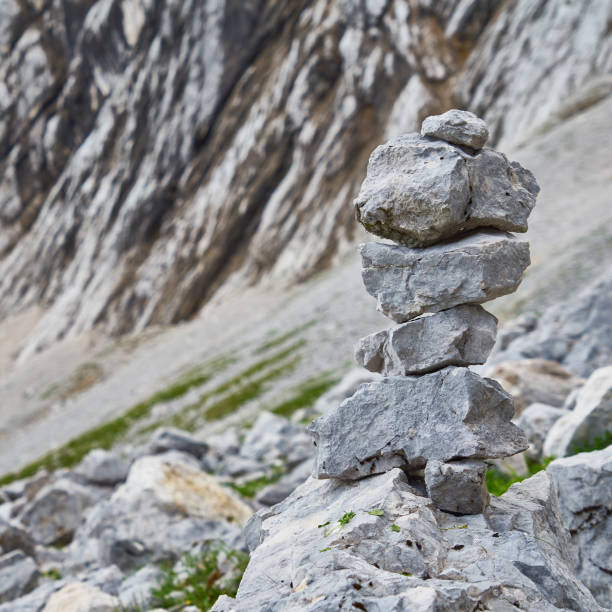 drogowskazy w górach, ułożone z kamieni i skał - cornerstone sign built structure granite zdjęcia i obrazy z banku zdjęć