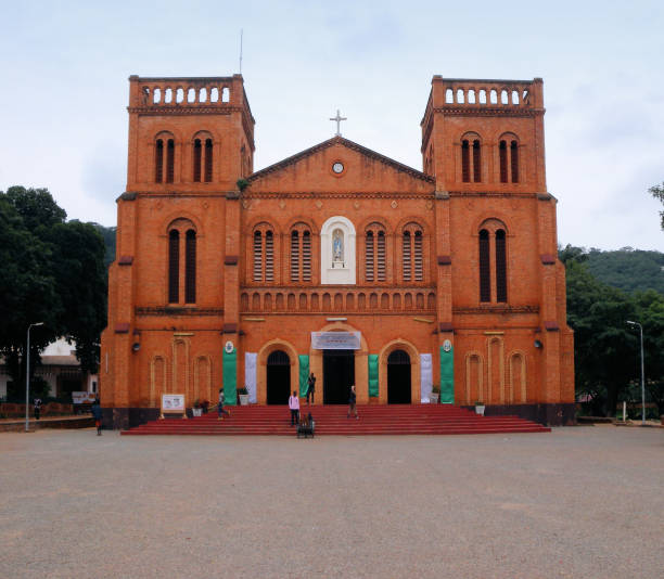 kathedrale unserer lieben frau von der unbefleckten empfängnis, bangui, zentralafrikanische republik - bangui stock-fotos und bilder