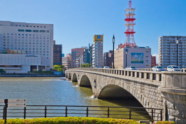 a ponte de bandai é uma ponte que cruza o rio de shinano na cidade de niigata, japão. - niiagata - fotografias e filmes do acervo