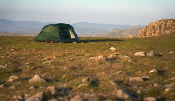 namiot rozbity na szczycie scoat fell o zachodzie słońca - nature rough cumbria sunlight zdjęcia i obrazy z banku zdjęć