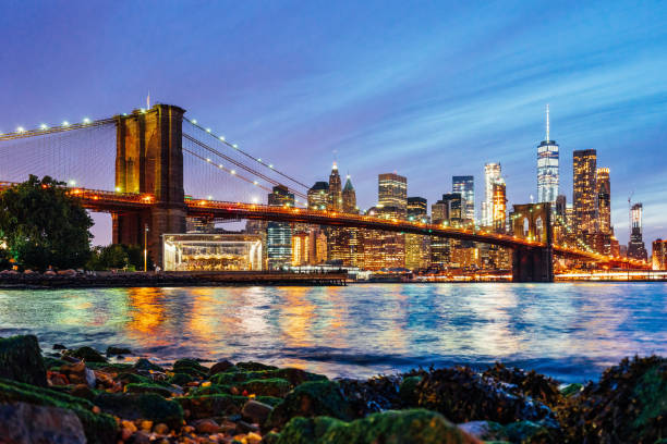 브루클린 브리지와 밤에 뉴욕 스카이 라인 - east river riverbank waters edge suspension bridge 뉴스 사진 이미지