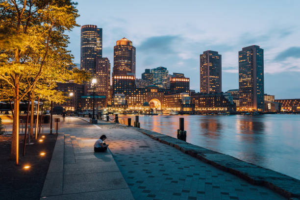 surfen im netz auf smartphone in boston - boston urban scene skyline sunset stock-fotos und bilder