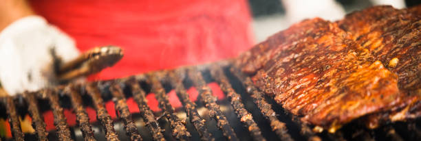 chef cocina costillas en un panorama de barbacoa en verano - 3615 fotografías e imágenes de stock