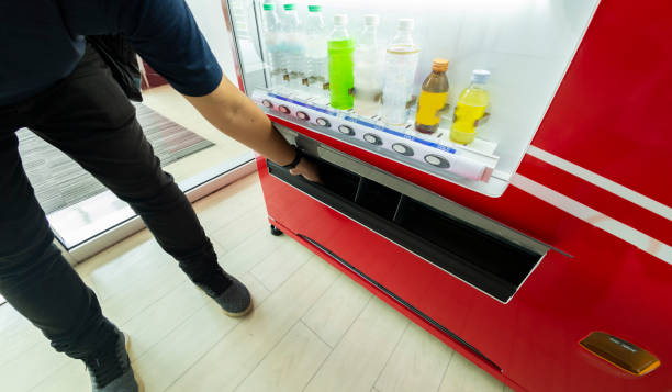 자동 디스펜서 자동 판매기, 기술 개념에서 음료를 수집 하는 아시아 남자의 손. - vending machine machine soda selling 뉴스 사진 이미지