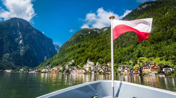 hallstatt village and hallstatter see lake in austria - austrian flag imagens e fotografias de stock