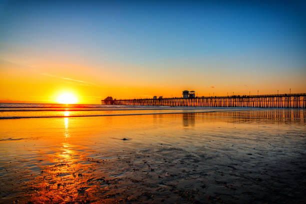 サンセットのオーシャンサイド桟橋 - california san diego california beach coastline ストックフォトと画像