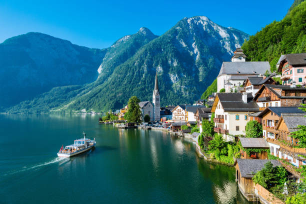 ハルシュタットビレッジとハルスタッターオーストリアの湖を見る - european alps austria autumn colors ストックフォトと画像