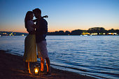 junges-romantisches-paar-am-strand.jpg?b=1&s=170x170&k=20&c=idrdBpmfCXCdhzuKEEjCgD_ITtbD8Ff1hevwPW606UY=
