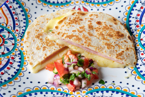 quesadillas mexicanos com presunto cortado igualmente chamado "sincronizadas" no fundo colorido - healthy eating pasta flour food - fotografias e filmes do acervo