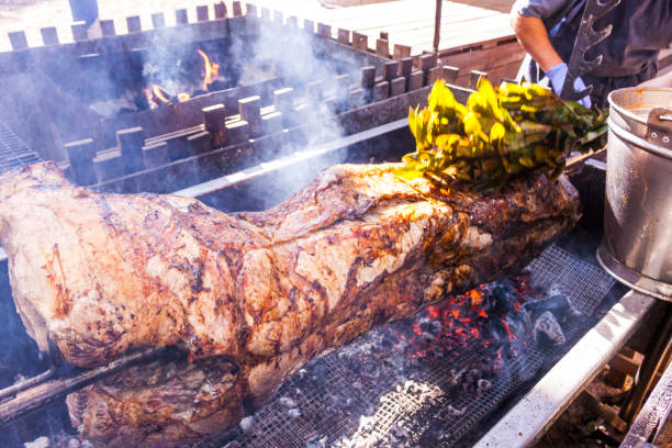 grande barbecue per un banchetto - medieval banquet food dinner party foto e immagini stock