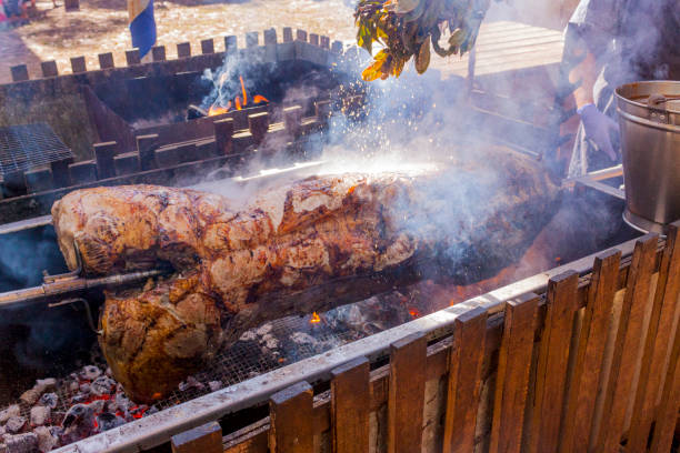 grande barbecue per un banchetto - medieval banquet food dinner party foto e immagini stock