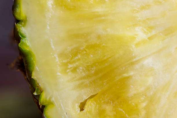reife ananas- und ananasscheiben auf holzem hintergrund tropische früchte - 3448 stock-fotos und bilder