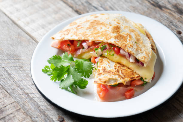 quesadillas mexicanos com presunto cortado igualmente chamado "sincronizadas" no fundo de madeira - healthy eating pasta flour food - fotografias e filmes do acervo