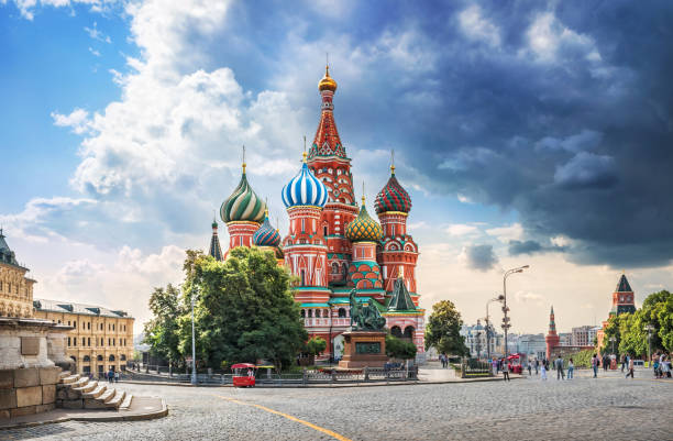 plaza roja en moscú y oscuras nubes previas a la tormenta - moscow russia russia red square st basils cathedral fotografías e imágenes de stock