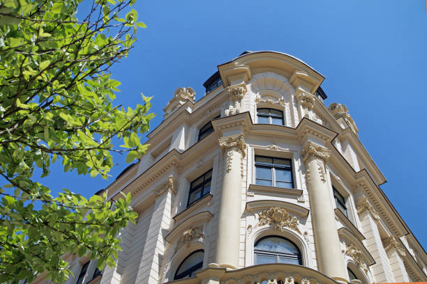 facciata di una casa di un vecchio edificio residenziale - urban villa foto e immagini stock