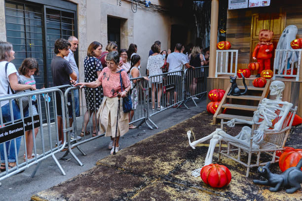 fiestas de gracia en barcelona, españa - child waiting in line in a row party fotografías e imágenes de stock