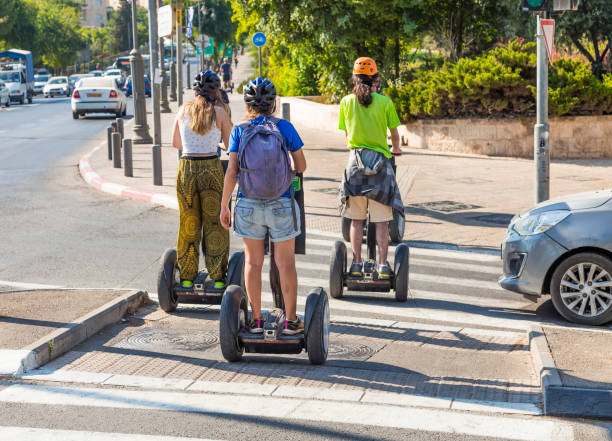 turyści jeżdżący na dwóch kołach segway. ekologiczny elektryczny indywidualny pojazd transportowy. koncepcja pojazdów elektrycznych, zwiedzanie, podróże, turystyka, ekologiczne pojazdy elektryczne. - segway zdjęcia i obrazy z banku zdjęć