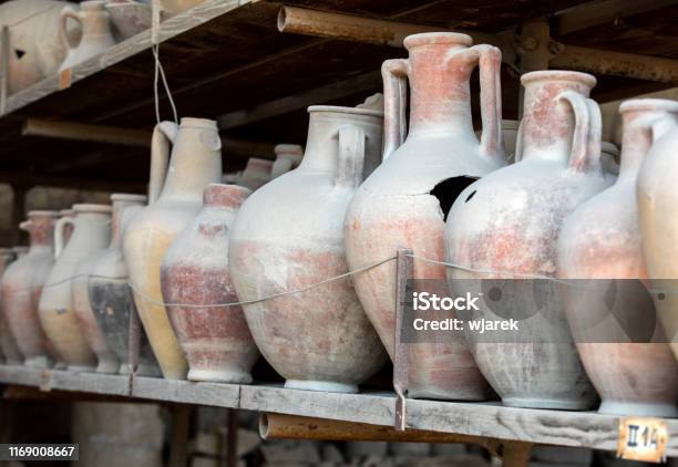 Vasi Vasi E Una Varietà Di Manufatti Sopravvissuti Alleruzione Del Vesuvio A Pompei Sono Stati Scavati E Catalogati Pompei Italia - Fotografie stock e altre immagini di Anfora