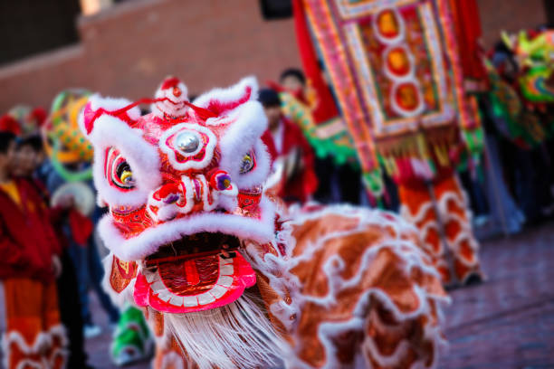 ballerini tradizionali cinesi di leoni - lion dance foto e immagini stock