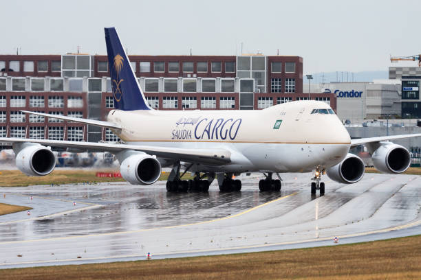 サウジアラビア貨物ボーイング747-8 hz-a14貨物機、フランクフルト空港でタキシング - boeing boeing 747 airplane cargo container ストックフォトと画像