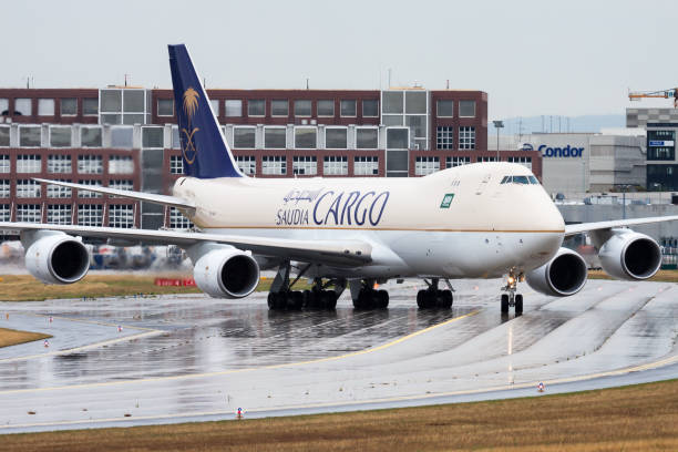 saudia cargo boeing 747-8 hz-a14 samolot towarowy kołowania na lotnisku we frankfurcie - boeing boeing 747 airplane cargo container zdjęcia i obrazy z banku zdjęć