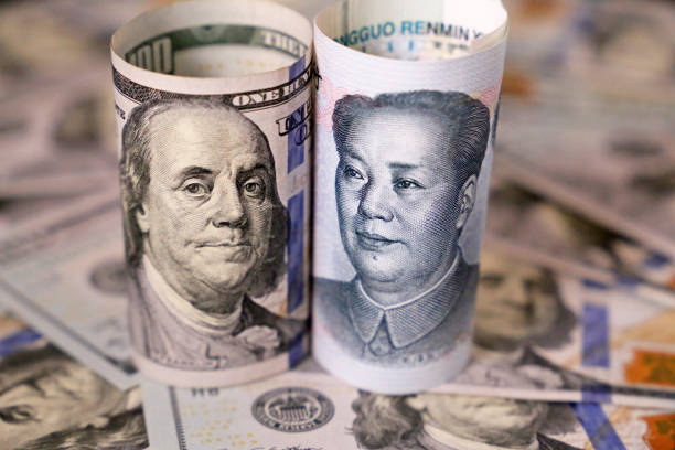 미국 달러와 중국 위안 지폐. 중국과 미국 간의 무역 전쟁 개념, 경제, 제재, 관광 및 투자 - investment rmb savings china 뉴스 사진 이미지